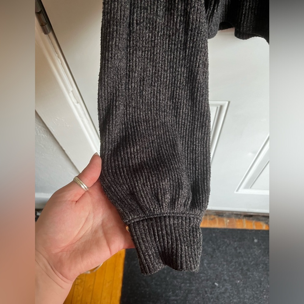 Hollister | Cropped Ribbed Turtleneck - Picture 7 of 7